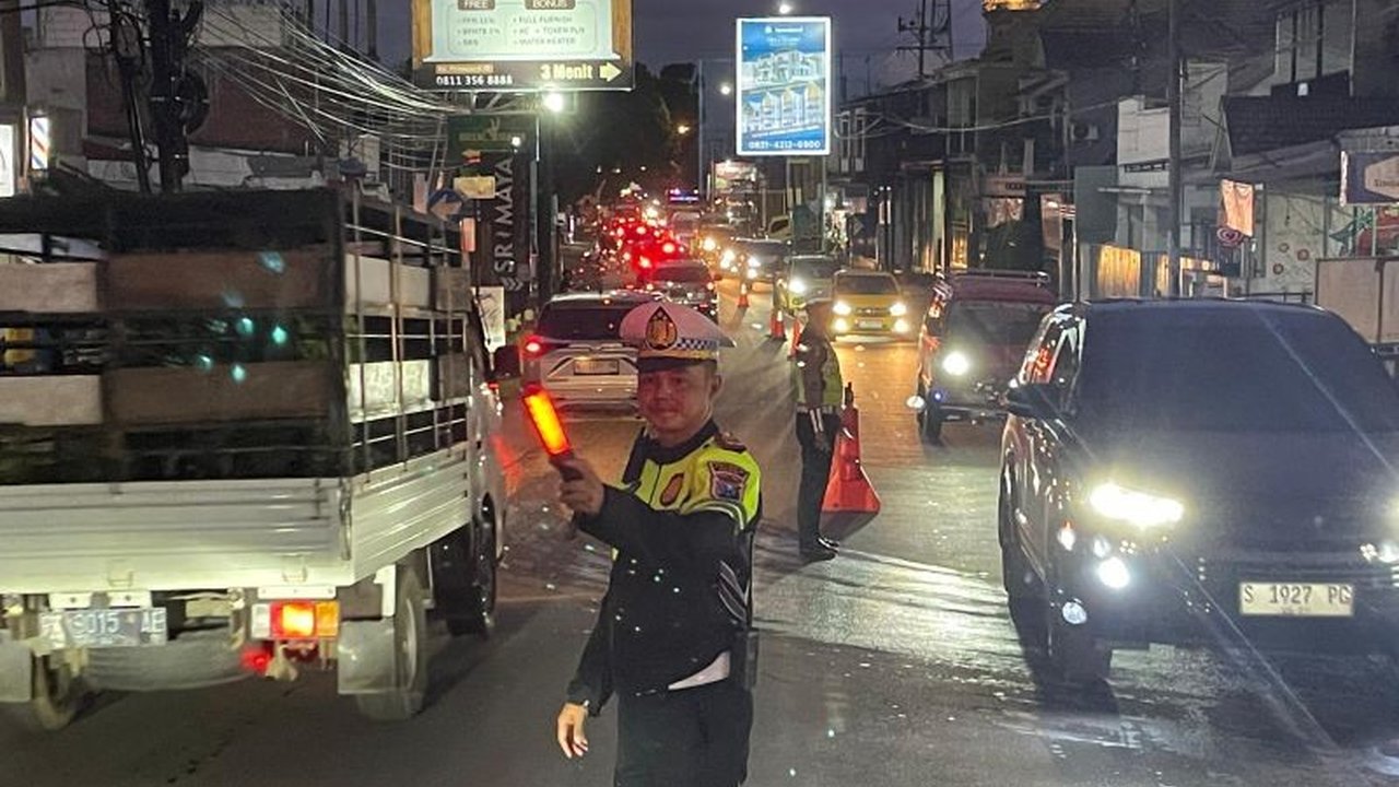 Polres Malang menerjunkan puluhan personel untuk mengurai kemacetan di jalur wisata Kota Batu dan sekitarnya selama libur Isra Mi'raj dan Tahun Baru Imlek 2025, seiring lonjakan kendaraan yang signifikan.