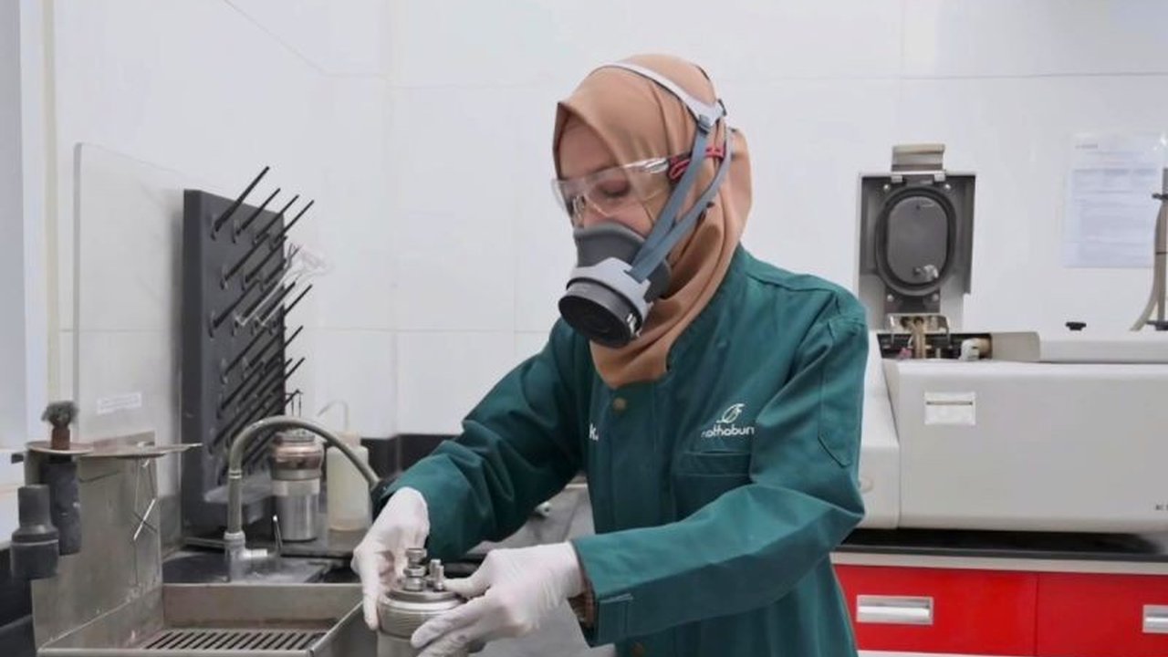 Menteri BUMN Erick Thohir menekankan peran krusial perempuan dalam keberhasilan transformasi BUMN, didukung data dari PT Semen Indonesia (SIG) yang menunjukkan 25 persen top talent perempuannya berada di posisi manajemen senior.