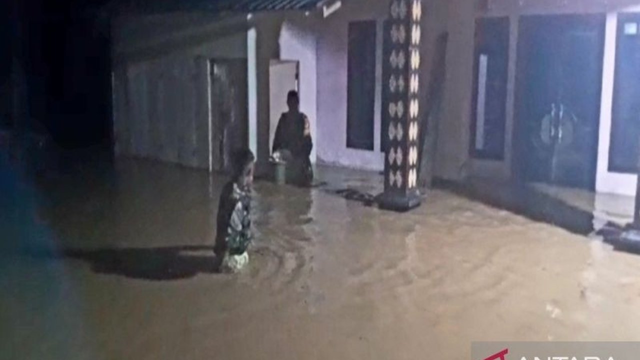 Banjir akibat curah hujan tinggi dan tanggul jebol merendam ribuan rumah di tiga desa di Gorontalo Utara pada 27 Januari 2024, menyebabkan warga mengungsi dan membutuhkan bantuan.