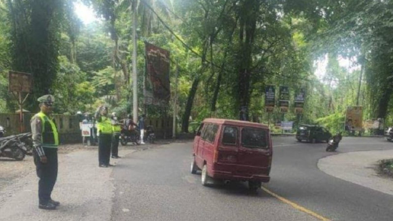 Polda Sumut memastikan jalur wisata di Sumatera Utara tetap lancar selama libur nasional, meskipun sempat terjadi sedikit kemacetan di beberapa titik yang kini sudah terurai, berkat kerja sama petugas gabungan.