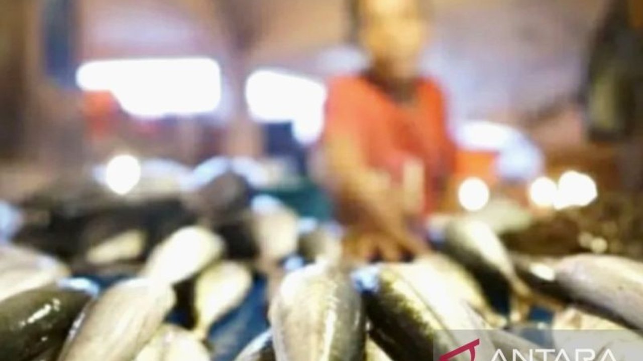 Pemerintah Kabupaten Karawang berupaya meningkatkan produksi olahan ikan dengan membina 3.487 pengelola perikanan, sehingga produksi meningkat dari 30 kg menjadi 43 kg per hari pada tahun 2024.