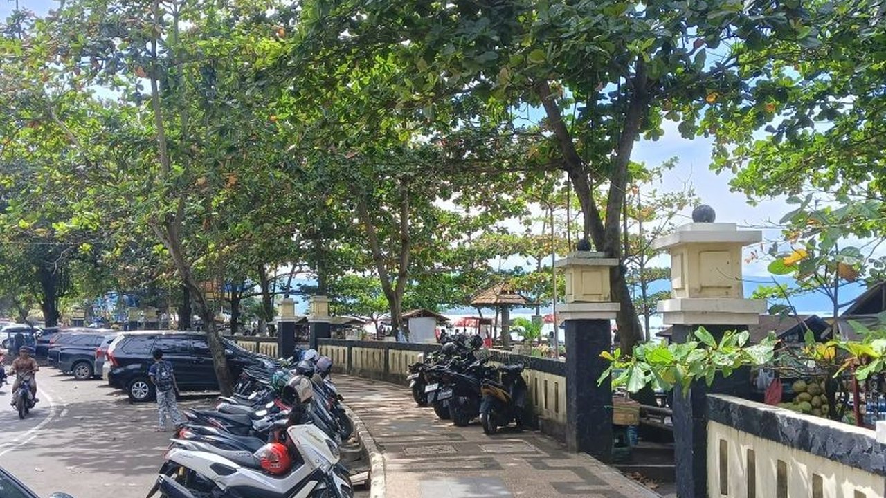 Pokdarwis Pantai Citepus, Sukabumi, memastikan kenyamanan dan keamanan wisatawan selama libur panjang Isra Mi'raj dan Imlek 2025, dengan pengawasan ketat dan himbauan kepada pedagang untuk menghindari pungli dan 'getok harga'.