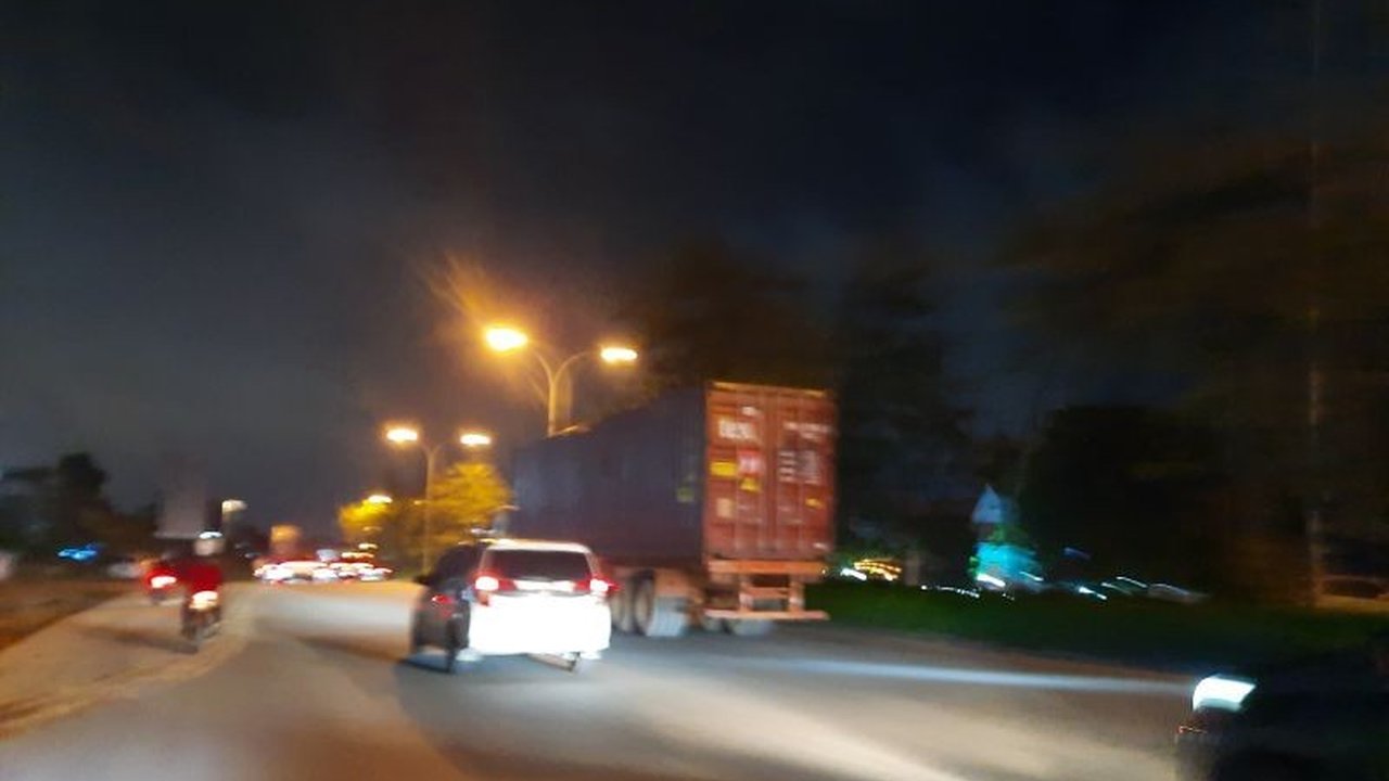 Polda Kepri gencar menindak kendaraan roda empat dan angkutan barang tanpa lampu belakang di Batam guna menekan angka kecelakaan lalu lintas, dengan pendekatan persuasif dan penegakan hukum.