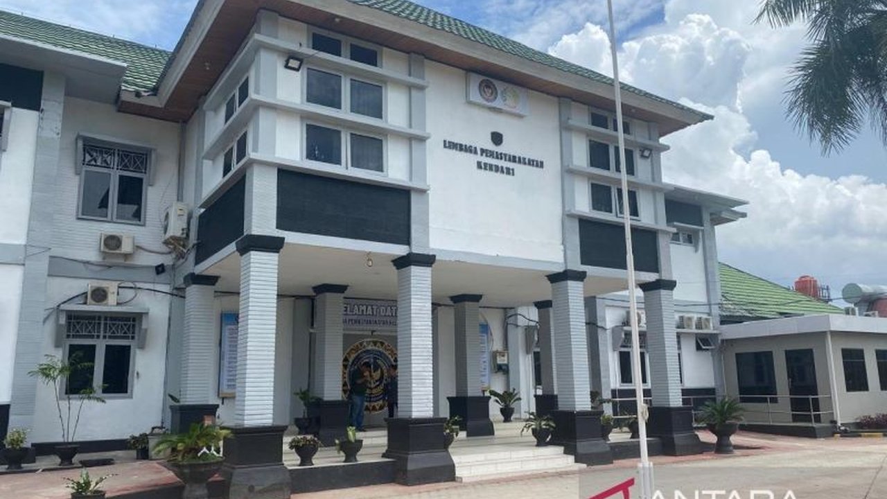 Selama empat bulan terakhir, razia di Lapas Kelas IIA Kendari berhasil menyita 274 HP dari narapidana, yang kemudian dimusnahkan sebagai barang bukti dan pelanggarnya mendapatkan sanksi tegas.