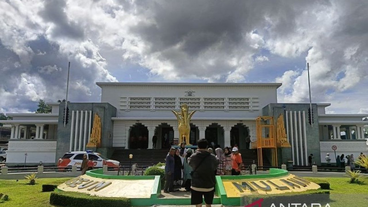 Museum Mulawarman di Kutai Kartanegara, Kalimantan Timur, mengalami lonjakan pengunjung hingga tiga kali lipat selama libur panjang akhir pekan, didorong oleh momen cuti bersama dan peningkatan layanan museum.