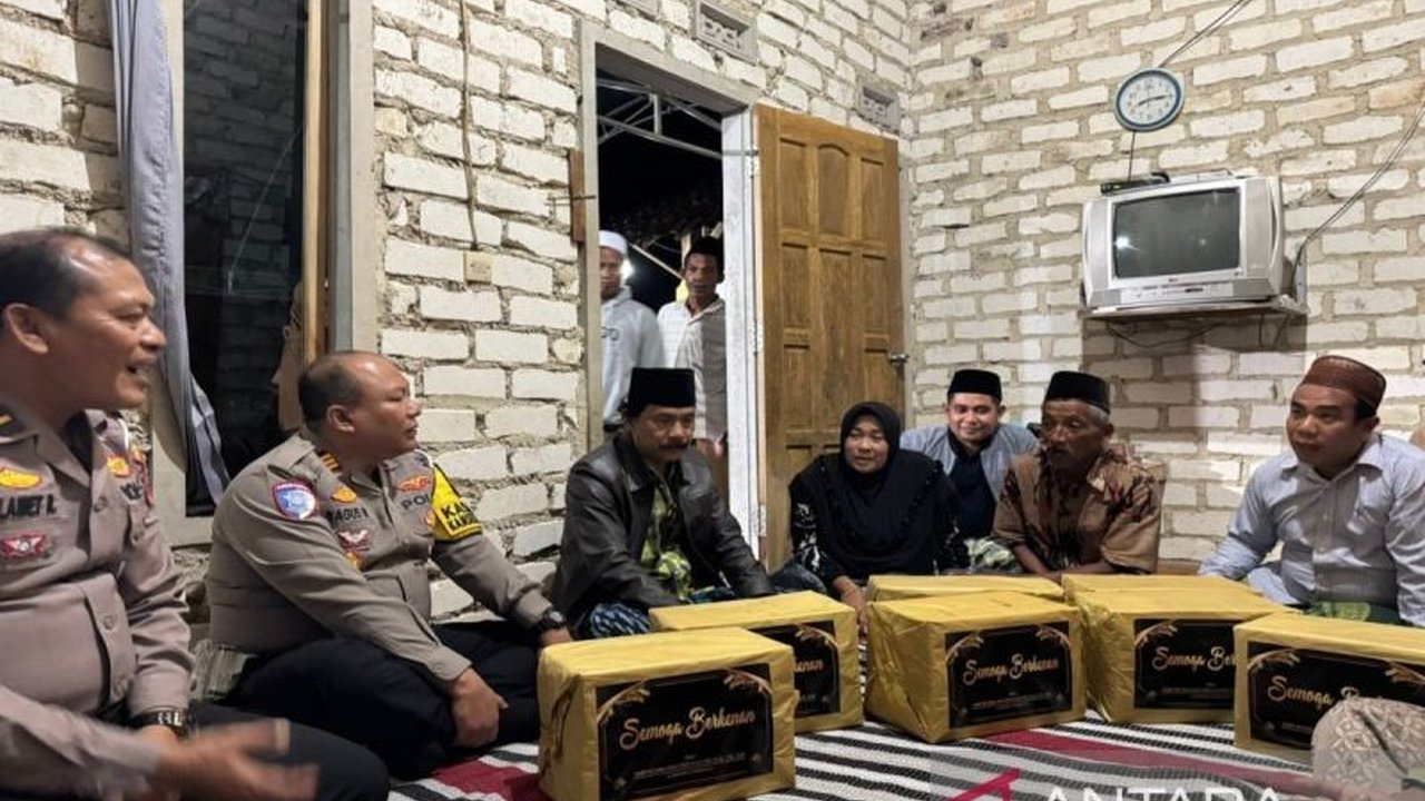 Polres Pamekasan memberikan santunan kepada keluarga korban kecelakaan lalu lintas di Pakong yang mengakibatkan dua orang meninggal dunia, sebagai bentuk empati dan dukungan.