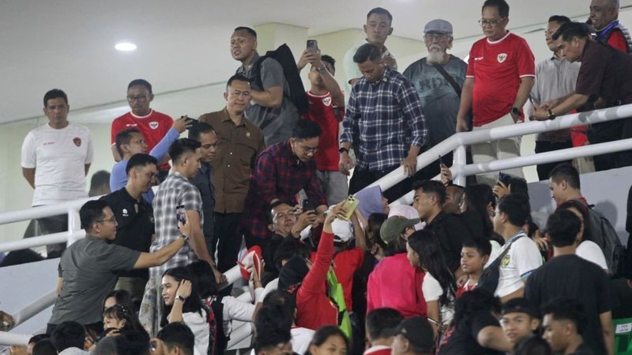 Wakil Presiden Gibran Rakabuming Raka menyaksikan langsung pertandingan Timnas Indonesia U-20 melawan Suriah di Sidoarjo, yang berakhir dengan kekalahan 0-2 bagi Indonesia.