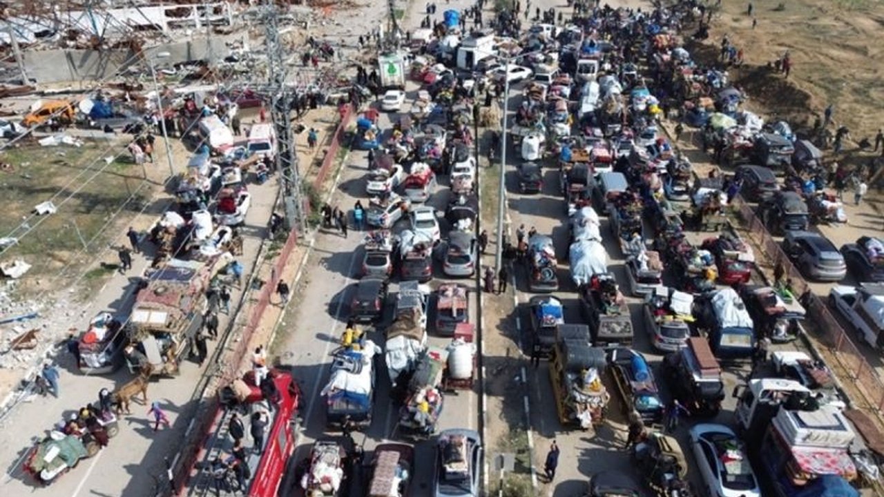 Setelah gencatan senjata antara Israel dan Hamas, ribuan warga Palestina pengungsi kembali ke Gaza Utara melalui Koridor Netzarim menggunakan berbagai kendaraan, menandai babak baru pasca konflik yang telah menewaskan puluhan ribu warga Palestina.