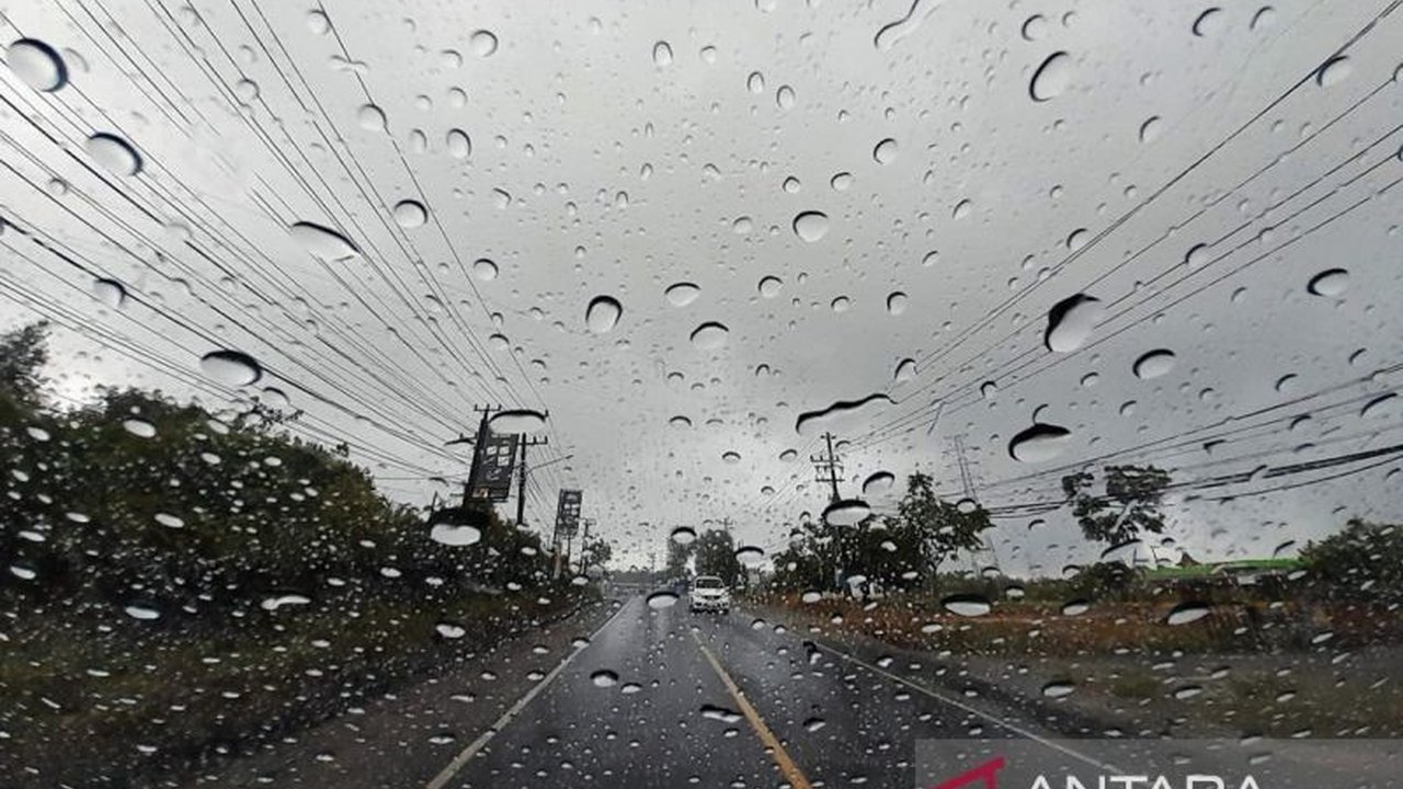 BMKG memprediksi hujan ringan akan terjadi di berbagai kota besar di Indonesia pada Selasa, 28 Januari 2024, dengan potensi hujan petir dan banjir rob di beberapa wilayah.
