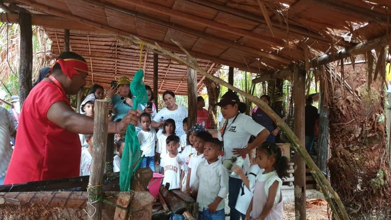 Pertamina Patra Niaga Regional Papua Maluku ajak siswa PAUD di Ambon mengenal sagu sebagai pangan lokal, sekaligus edukasi gizi dan pelestarian lingkungan.