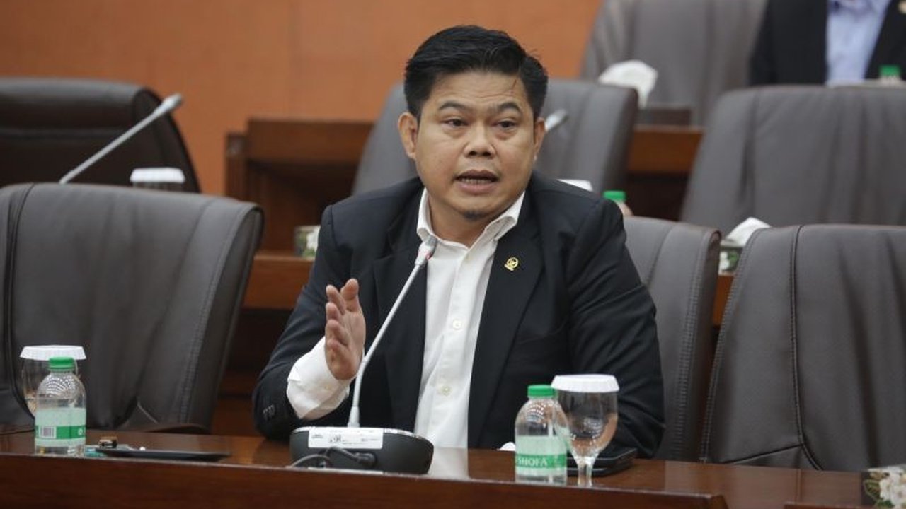 Komisi I DPR mendukung penuh rencana Kominfo untuk membuat aturan internet ramah anak guna meminimalisir dampak negatif media sosial pada anak, termasuk sanksi bagi pelanggar.