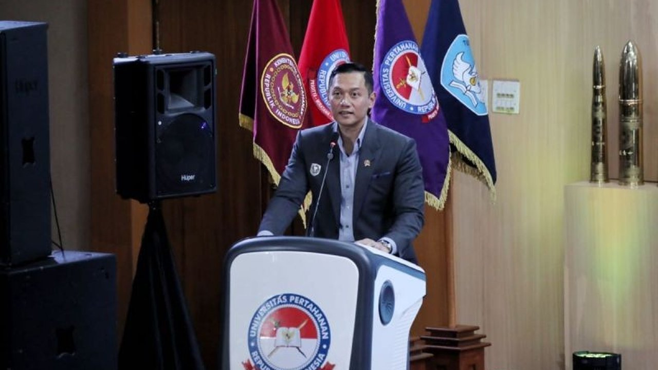 Menko Infrastruktur Agus Harimurti Yudhoyono memastikan perencanaan infrastruktur nasional lebih terintegrasi dan terkoordinasi untuk mendukung pertumbuhan ekonomi dan ketahanan negara, dengan fokus evaluasi dan percepatan proyek strategis dalam 100 hari.