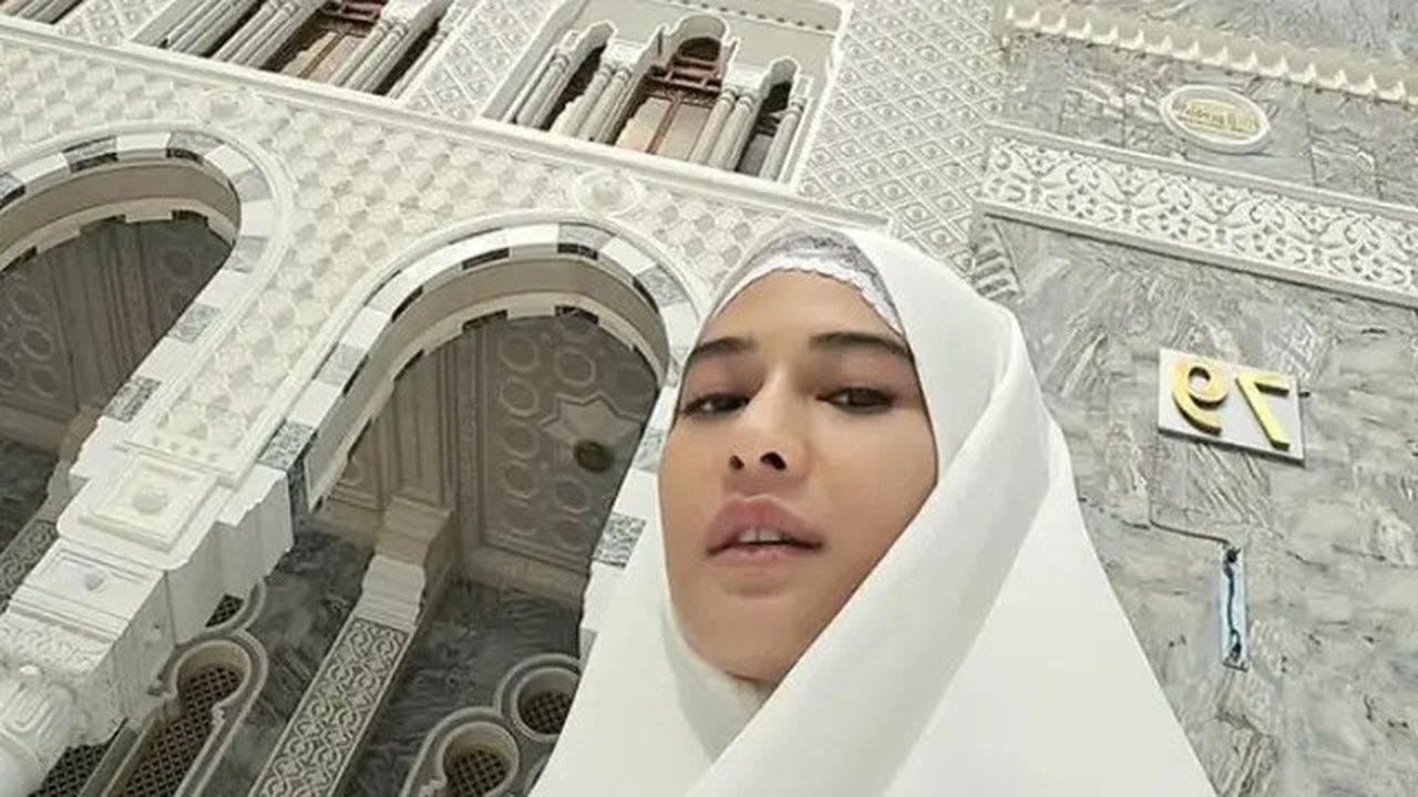 Dian Sastrowardoyo Unggah Foto Umrah Pakai Hijab Putih, Disebut Bidadari Surga.  foto: Instagram @therealdisastr/https://www.in