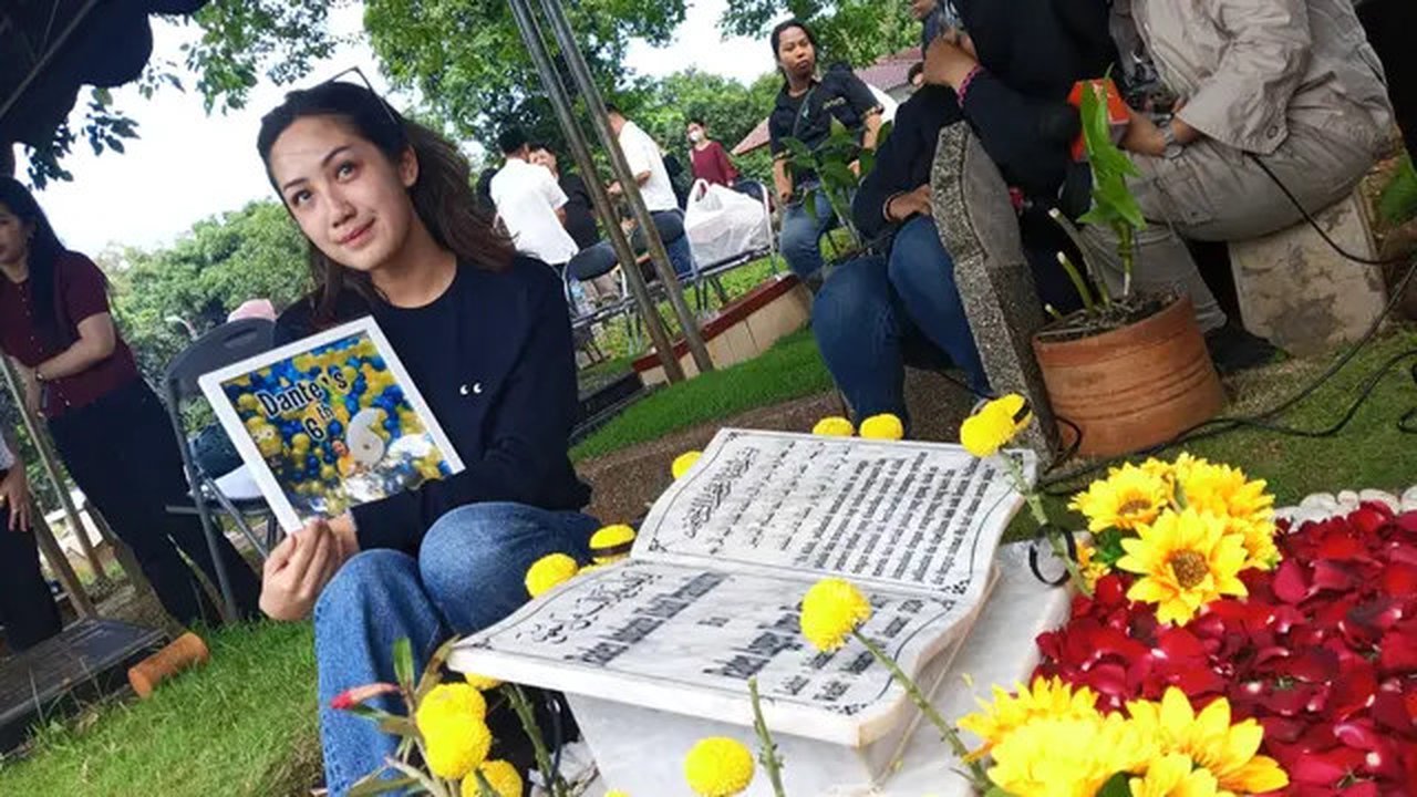 Tamara Tyasmara di makam mendiang putranya, Dante, yang berlokasi di TPU Jeruk Purut, Jakarta Selatan, Kamis (26/12/2024). (Dok. via M. Altaf Jauhar)