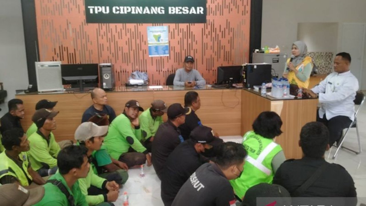 Suku Dinas Pertamanan dan Hutan Jakarta Timur telah menyosialisasikan larangan pungutan liar kepada 150 petugas gali makam di TPU Cipinang Besar Selatan untuk memastikan pelayanan pemakaman gratis dan mencegah praktik korupsi.