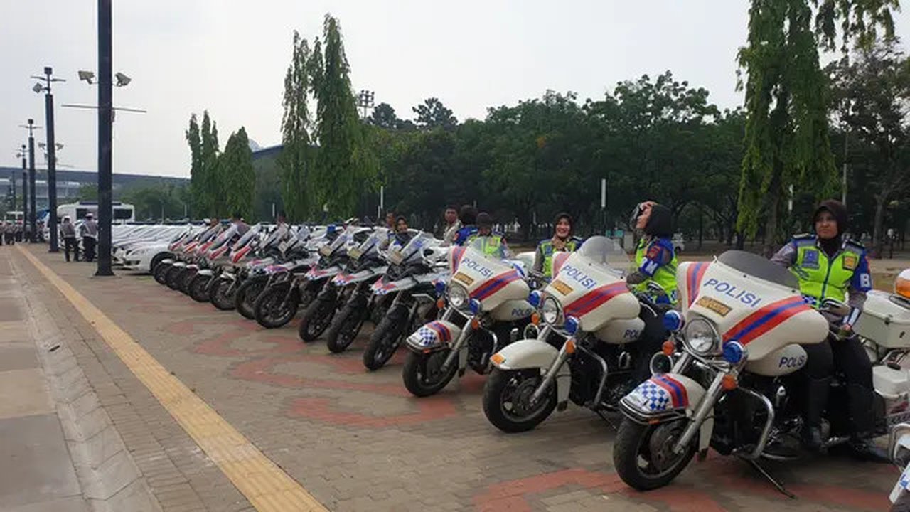 Barisan motor Patwal dari Korlantas Mabes Polri saat  apel pengecekan seluruh kendaraan fasilitas pengamanan Hari Raya Natal dan Tahun Baru 2019 di Gelora Bung Karno (SUGBK), Jakarta. (Liputa