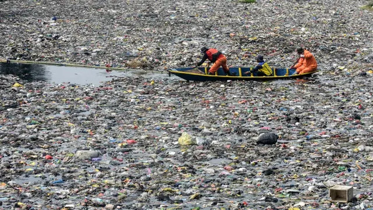 Penampakan Lautan Sampah Cemari Sungai Citarum, Totalnya Capai 19 Ton