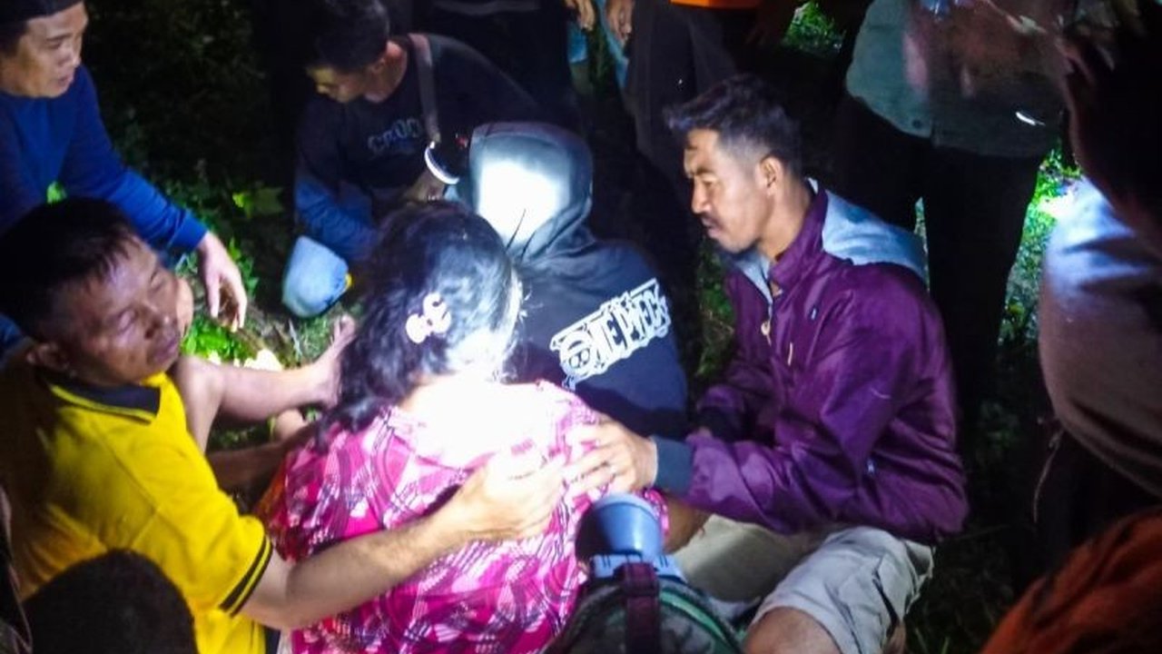 Setelah delapan jam pencarian, Basarnas Natuna berhasil menemukan Anyus (48) yang hilang di kebun cengkeh Pulau Laut dalam kondisi selamat, dan operasi SAR pun ditutup.