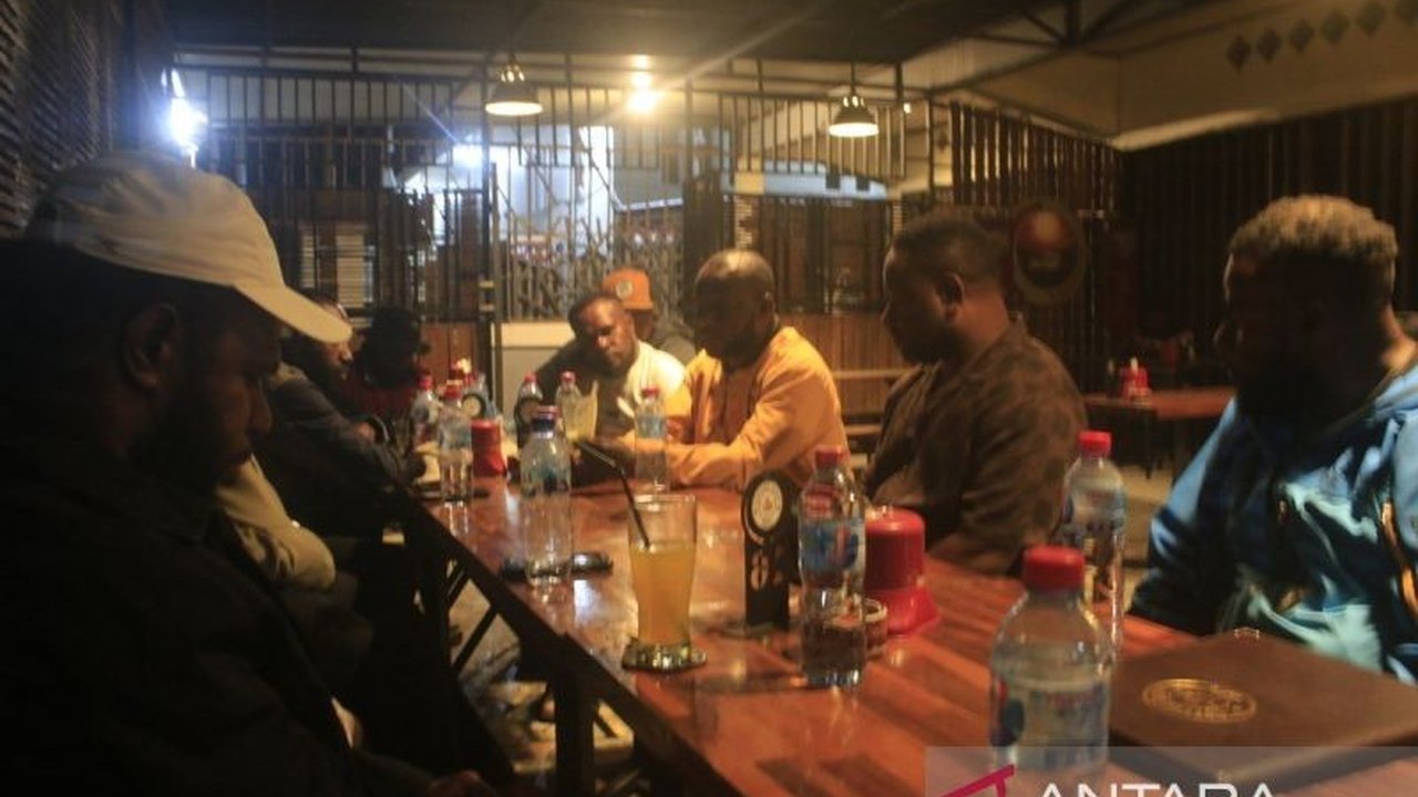 Senator Nelson Wenda perjuangkan kuota CPNS 2024/2025 bagi OAP Papua Pegunungan, dorong prioritas dan penyesuaian sistem CAT, serta perhatikan honorer yang telah bertugas.