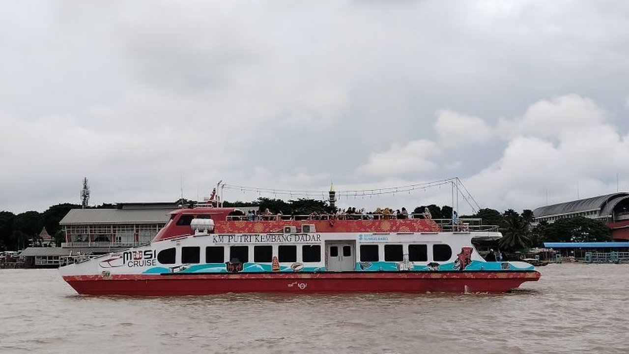 Libur Imlek 2025 di Palembang diramaikan dengan Musi Cruise, kapal wisata Sungai Musi yang menjadi favorit pelajar dan wisatawan dengan harga tiket terjangkau, menawarkan keindahan Sungai Musi dan Jembatan Ampera.