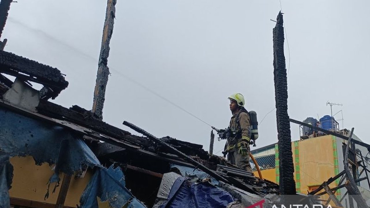 Keterbatasan anggaran membuat jumlah pegawai Dinas Pemadam Kebakaran dan Penyelamatan (Gulkarmat) DKI Jakarta masih jauh dari ideal, sehingga Pemprov DKI berupaya mengatasi kekurangan personel dengan menambah PNS dan mengandalkan PJLP serta relawan.