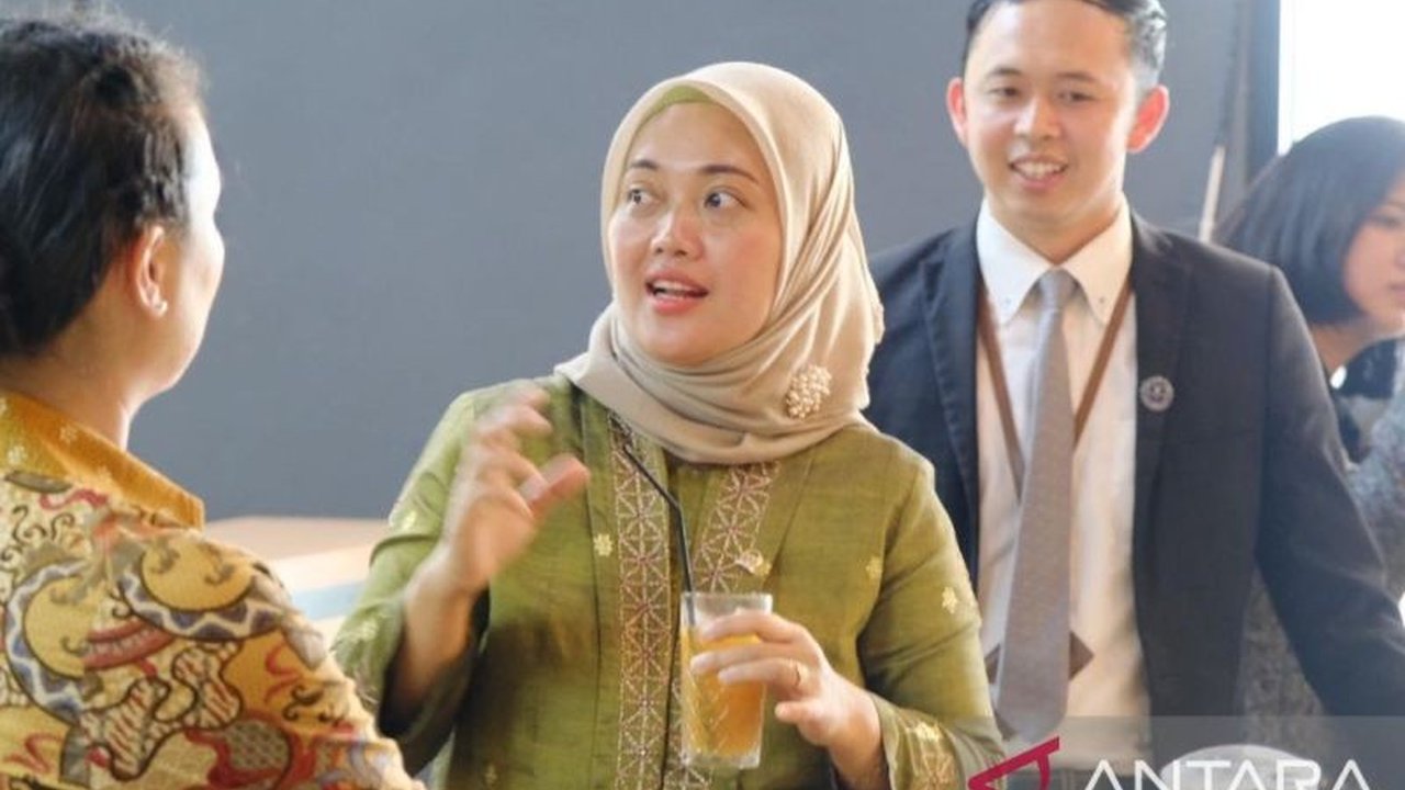 Wakil Ketua Komisi VII DPR RI, Chusnunia Chalim, mendukung kebijakan pemerintah yang meminta komitmen investasi Apple di Indonesia sebagai syarat penjualan iPhone 16, demi mendorong pertumbuhan ekonomi dan keadilan ekonomi.