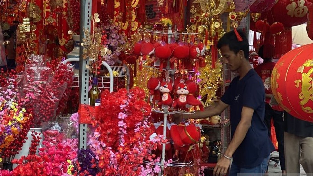 Pakar Feng Shui menyarankan untuk memanfaatkan arah timur rumah sebagai pembuka rezeki di tahun Ular Kayu 2025, dengan penataan yang tepat dan harmonis; penataan elemen dan warna juga diperhatikan.