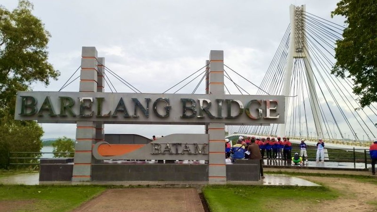 Objek wisata Batam, Dendang Melayu dan Museum Raja Ali Haji, berhasil meraih pendapatan Rp187,9 juta pada periode Oktober-Desember 2024, melampaui target awal dan mendorong optimisme untuk tahun 2025.