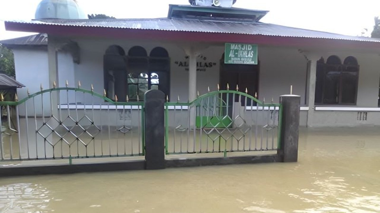 Banjir yang disebabkan meluapnya sungai Kordina akibat hujan deras di Kecamatan Pamona Selatan, Kabupaten Poso, Sulawesi Tengah, telah menyebabkan 220 kepala keluarga terdampak pada Selasa dini hari, 28 Januari 2024.