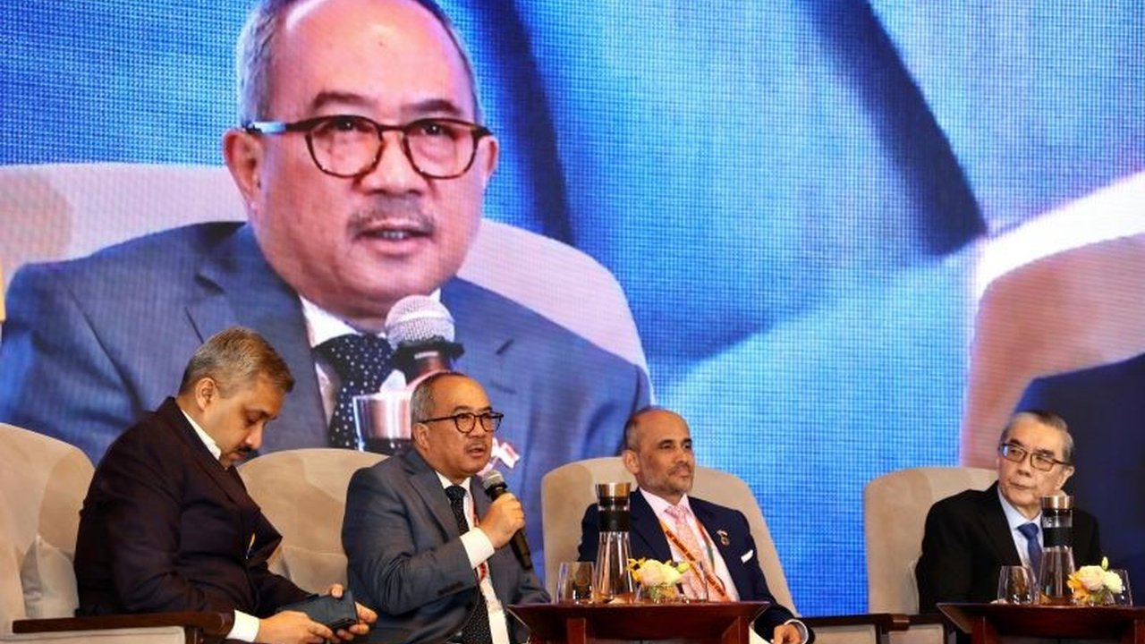 Celios memprediksi empat dampak signifikan pencabutan mandat kendaraan listrik di AS, yaitu penurunan harga mineral kritis, berkurangnya minat investasi AS, terhambatnya pembiayaan internasional, dan dominasi China dalam hilirisasi nikel Indonesia.