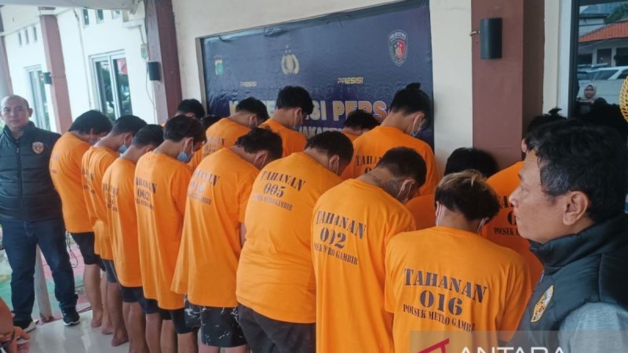 Sebanyak 20 pelaku penipuan online yang beroperasi dari sebuah apartemen di Jakarta Pusat telah ditangkap polisi karena menjalankan aksi penipuan melalui aplikasi kencan.