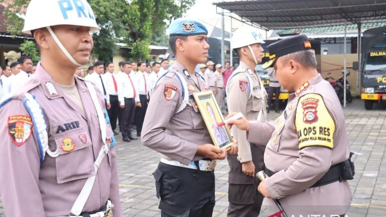 Kapolresta Mataram memberhentikan tidak hormat Briptu Lalu Sudian karena terlibat kasus narkoba setelah melalui proses sidang disiplin dan keputusan Kapolda NTB.