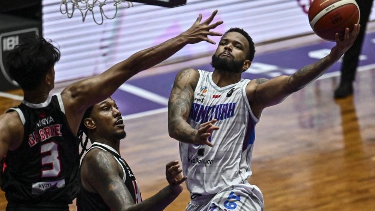 Hangtuah Jakarta sukses meraih kemenangan 77-63 atas Tangerang Hawks di IBL 2025 berkat strategi efektif yang diterapkan pelatih Wahyu Widayat Jati untuk membatasi perolehan poin Stephaun Branch, pemain andalan Hawks.