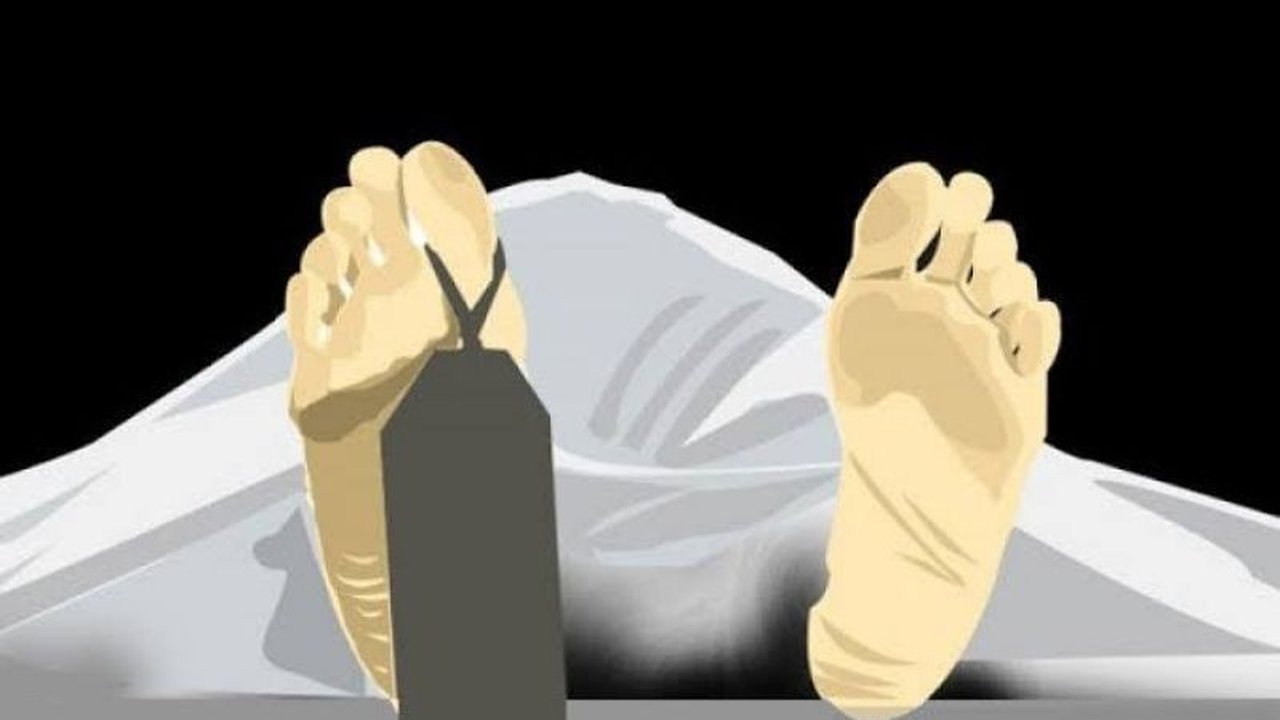 Seorang balita laki-laki ditemukan meninggal di dalam ember berisi air di kamar mandi rumahnya di Koja, Jakarta Utara; polisi memastikan tidak ada tanda-tanda kekerasan.