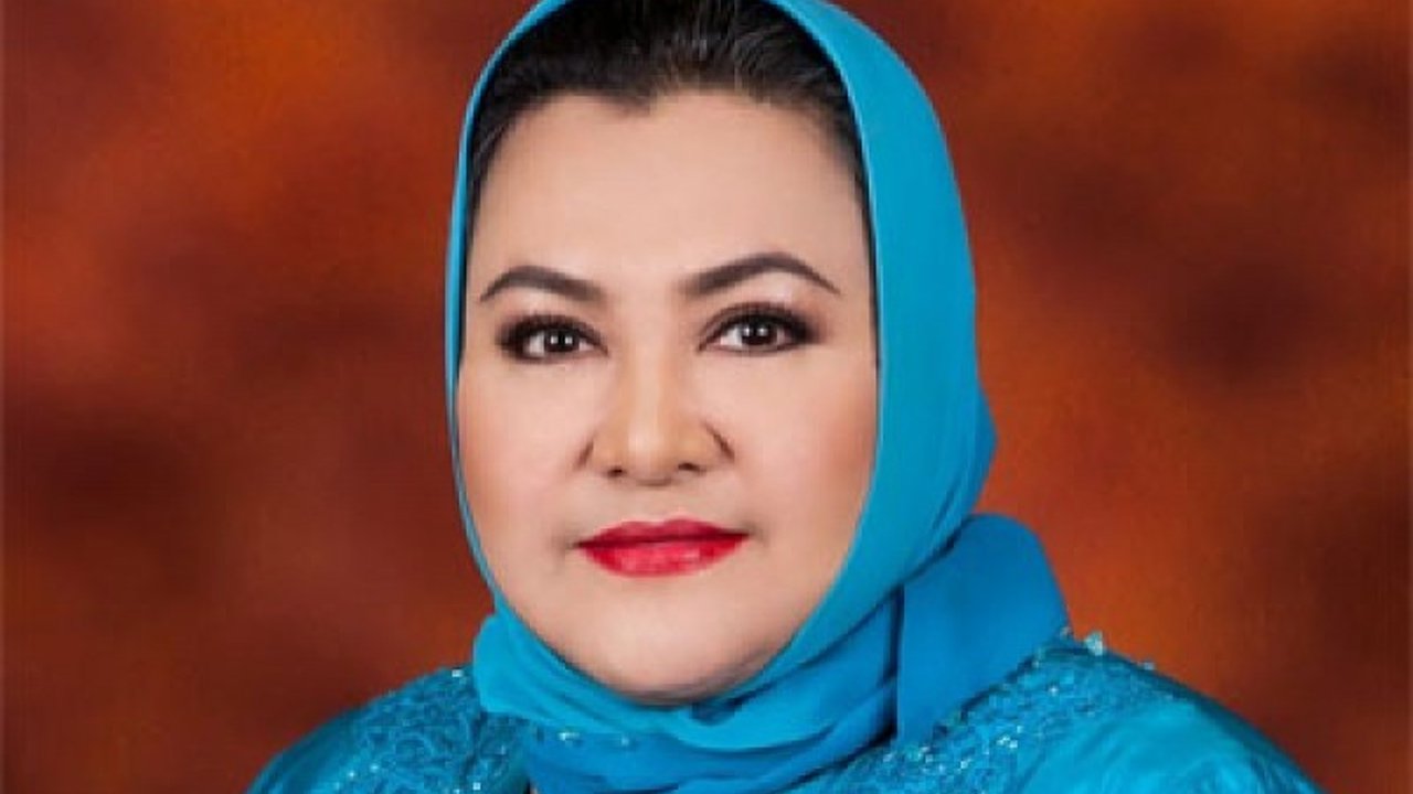 Penyanyi legendaris Emilia Contessa meninggal dunia pada usia 67 tahun di Banyuwangi karena gagal jantung akut, meninggalkan jejak karier gemilang di dunia tarik suara dan politik.