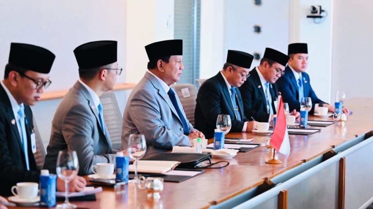 Indonesia dan Malaysia sepakat perkuat kerja sama strategis, termasuk sektor kelapa sawit, ditandai pertemuan Presiden Prabowo dan PM Anwar Ibrahim di Kuala Lumpur, yang bertujuan meningkatkan kolaborasi dan mengatasi hambatan ekspor.
