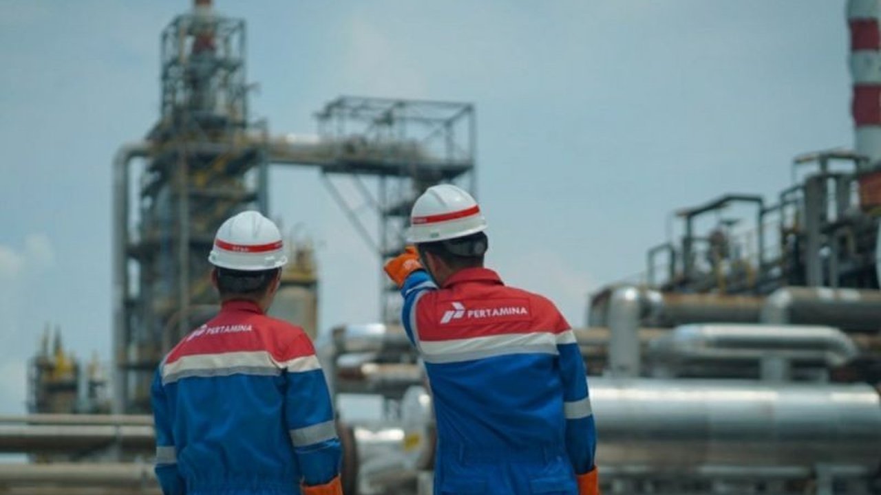 Kilang Pertamina Plaju di Palembang mempertahankan produksi BBM dan BBK harian sebesar 75,87 MBCD selama libur Isra Mi'raj dan Imlek 2025,  menjamin pasokan energi tetap lancar.