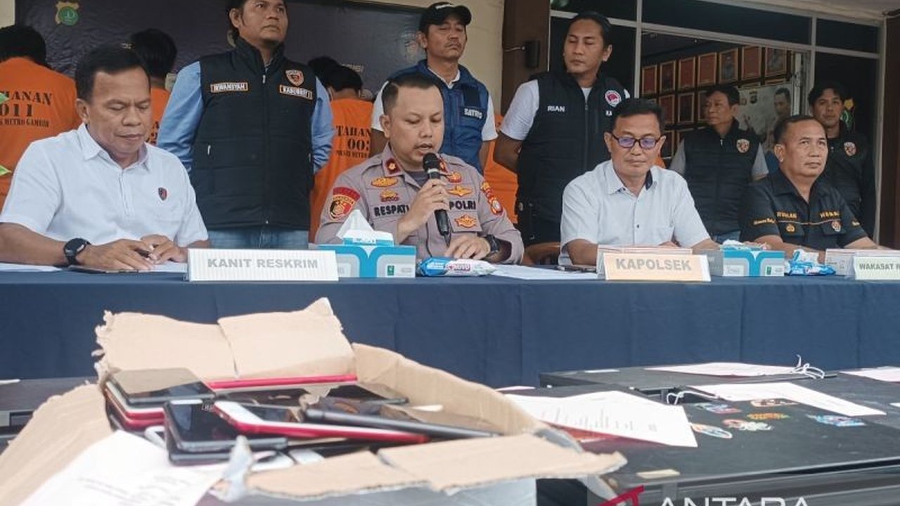 Polisi Jakarta Pusat mengungkap sindikat penipuan online yang menggunakan aplikasi kencan sebagai modus, menargetkan wanita kalangan atas dengan iming-iming investasi bodong hingga 25 persen.