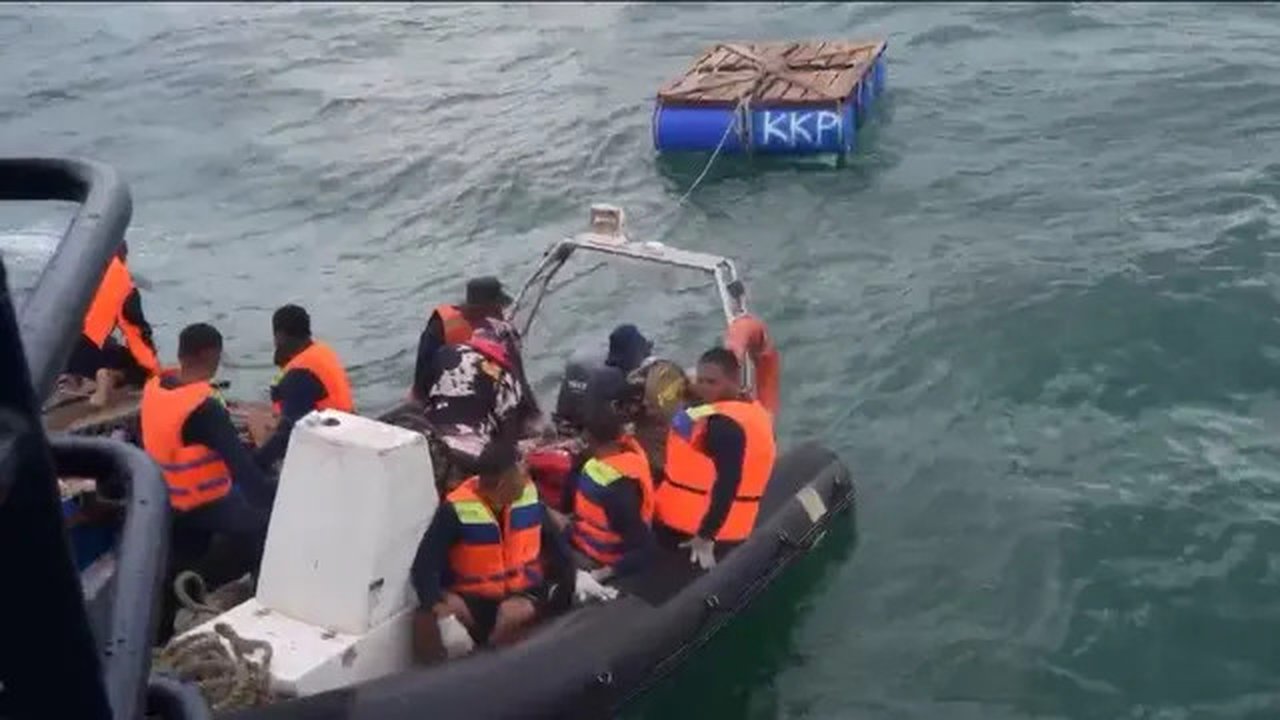 Perintah Kasal, Pasukan TNI AL Dibantu Nelayan Makin Getol Obrak Abrik Pagar Laut Misterius