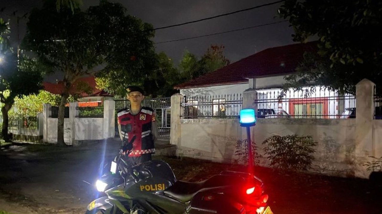 Satuan Samapta Polresta Palangka Raya meningkatkan patroli malam untuk menjaga keamanan dan ketertiban masyarakat selama libur panjang, mencegah tindak kriminal, dan memberikan rasa aman kepada warga.