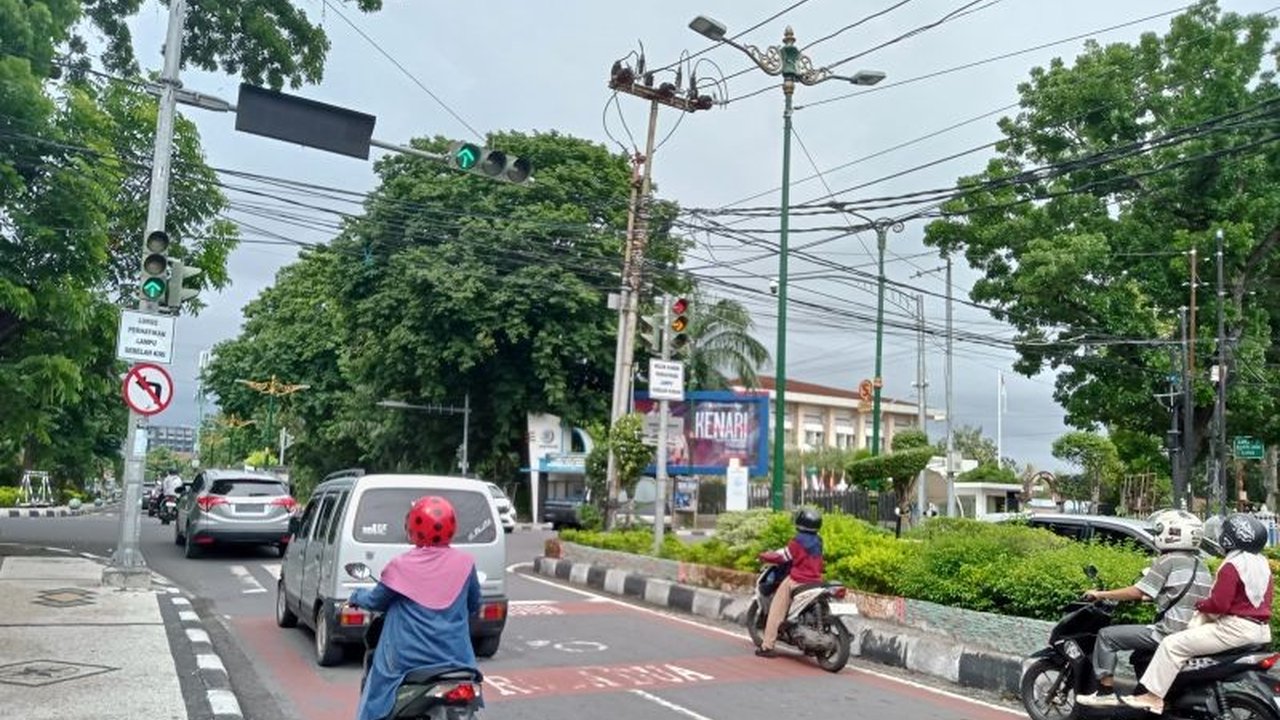 Kota Mataram, NTB, kini telah memiliki 14 lampu merah berbasis ATCS yang membantu mengurai kemacetan di titik-titik rawan, terutama selama jam sibuk, dan direncanakan penambahan 5 titik lagi di tahun 2025.