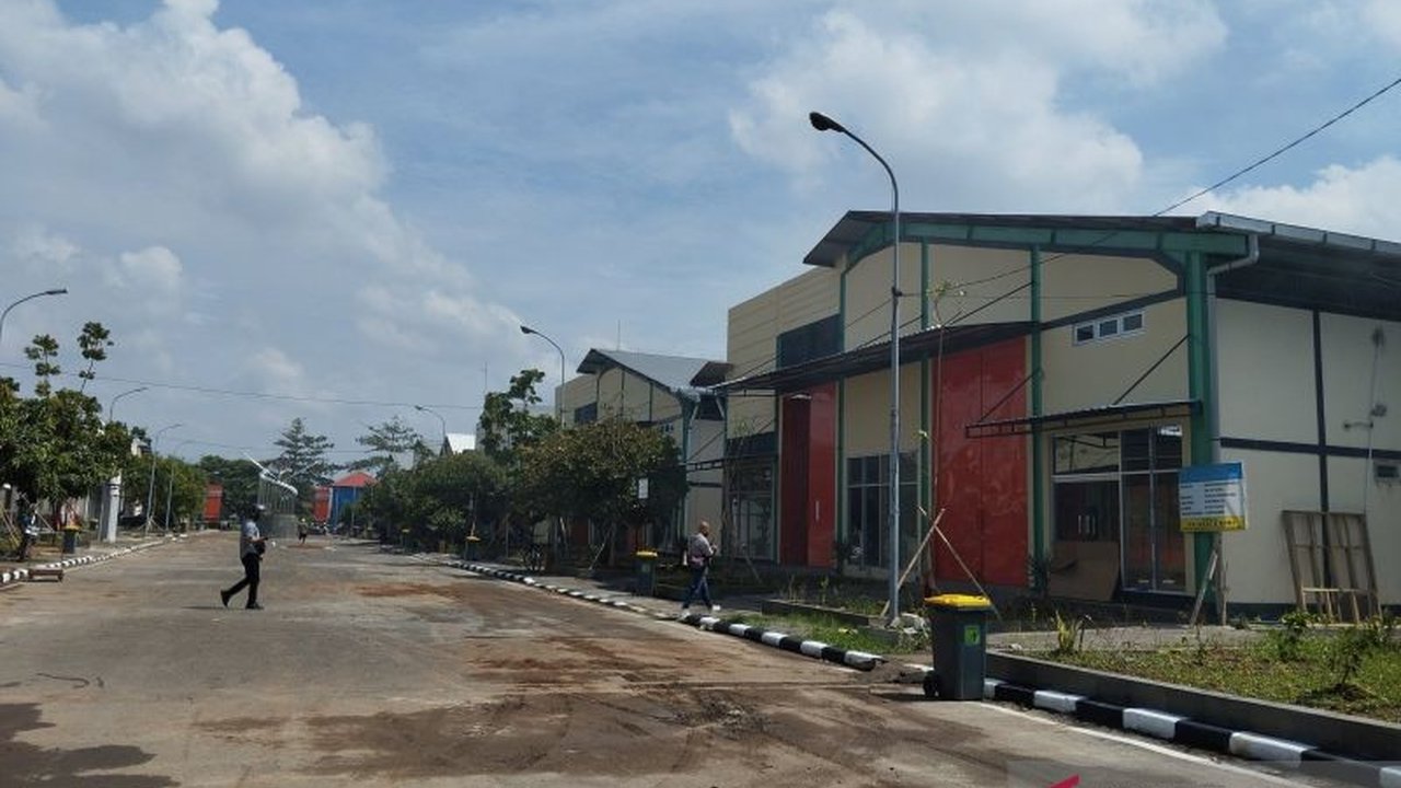 Bea Cukai Kudus mencabut izin produksi 5 pabrik rokok di tahun 2024 karena berbagai alasan, termasuk perubahan entitas dan tidak aktif produksi, serta mengungkap 164 kasus peredaran rokok ilegal dengan nilai kerugian negara mencapai Rp21,18 miliar.