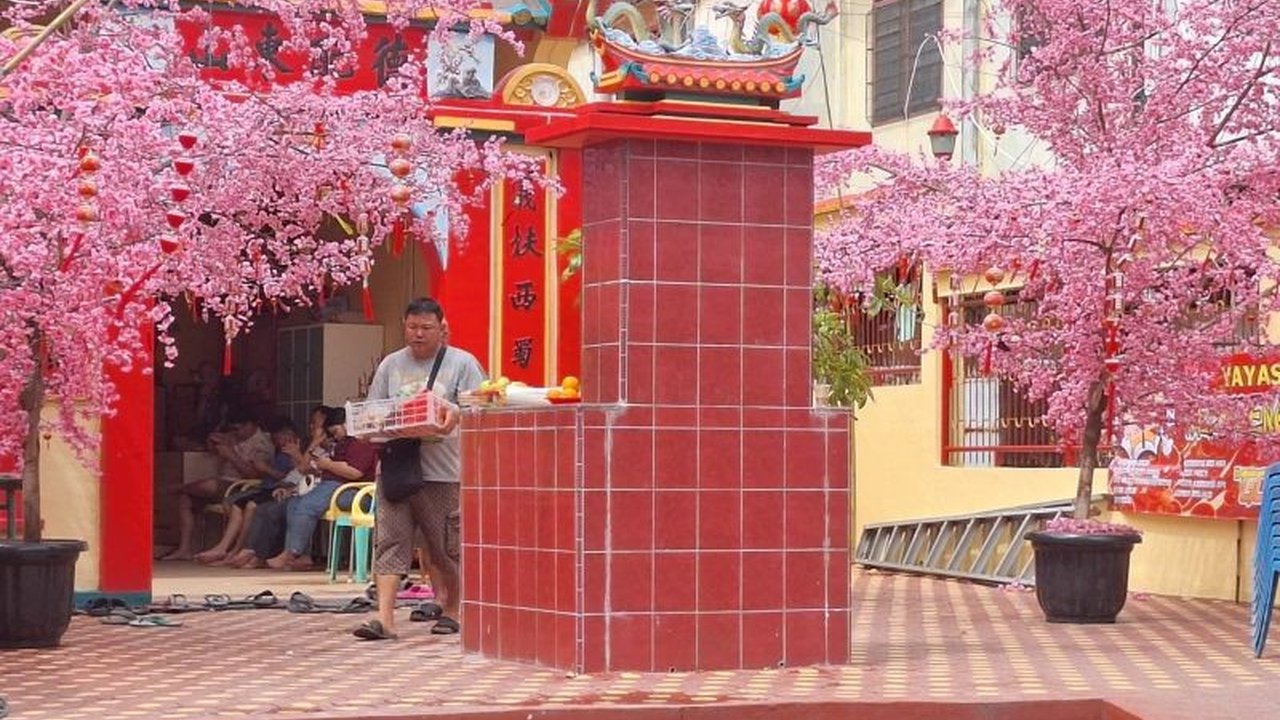 Masyarakat Tionghoa di Bangka, Kepulauan Bangka Belitung, melaksanakan sembahyang leluhur 'Samsippu' sehari sebelum Imlek 2576 Kongzili sebagai bentuk penghormatan dan doa untuk kebaikan di tahun baru.