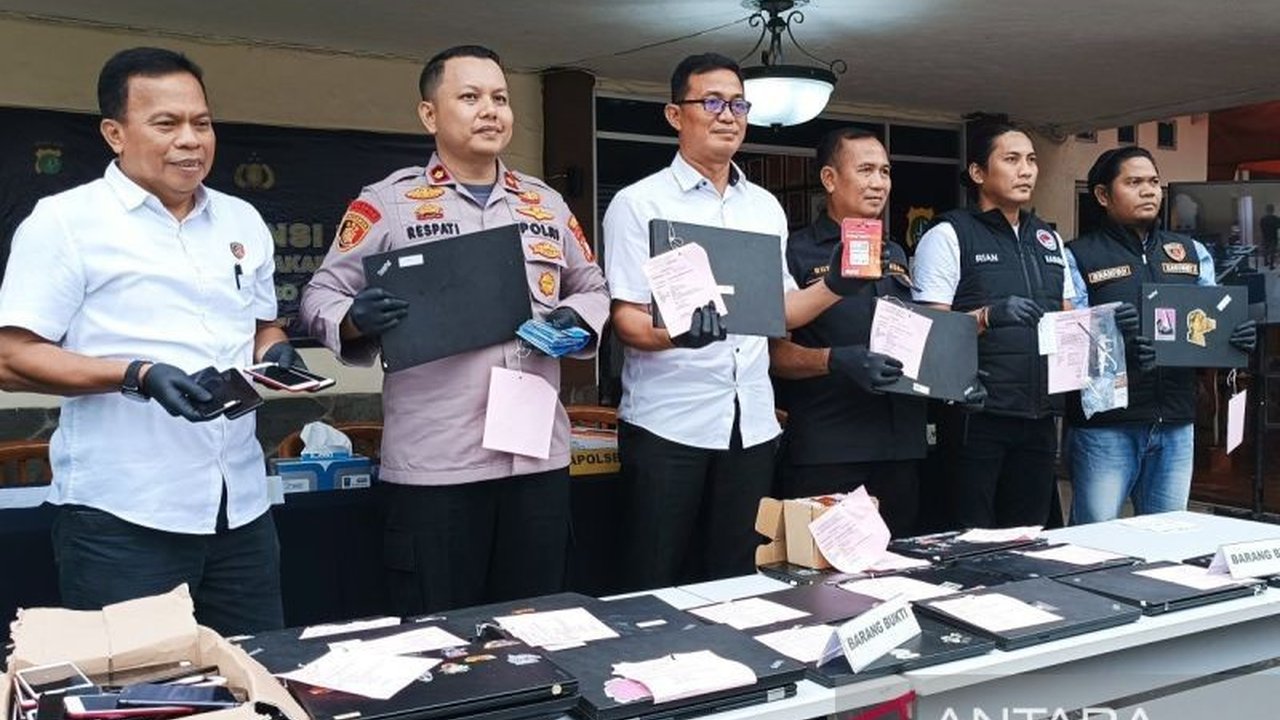 Polisi Jakarta Pusat menangkap 20 tersangka penipuan online bermodus aplikasi kencan dengan gaji Rp5-7 juta per bulan, yang dikendalikan oleh seorang warga negara China.