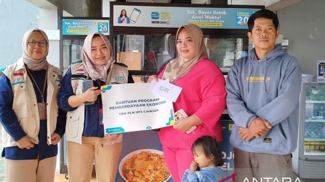 PLN Unit Pelaksana Pelayanan Pelanggan (UP3) Cianjur menyalurkan bantuan gerobak kepada UMKM melalui Yayasan Baitul Maal PLN (YBM PLN) untuk memberdayakan ekonomi masyarakat setempat, khususnya di Cianjur, Jawa Barat.