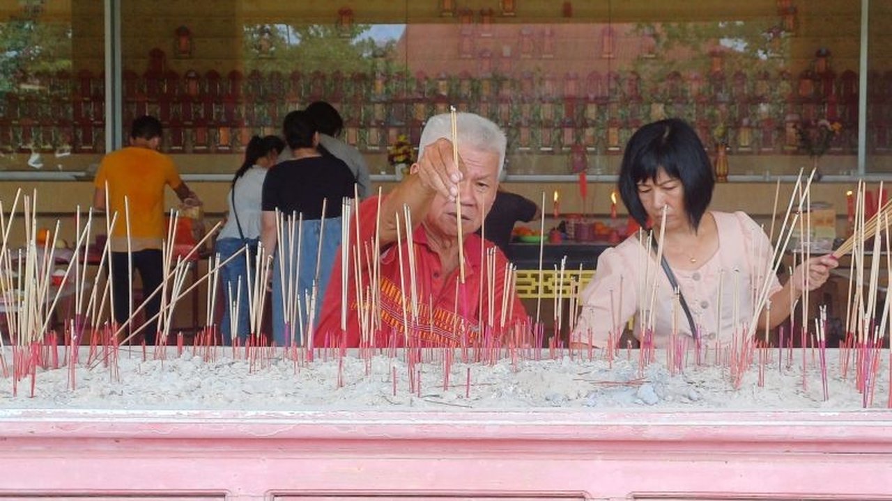Masyarakat Tionghoa di Tanjungpinang, Kepri, merayakan Imlek 2576 dengan sembahyang leluhur di Vihara Avalokitesvara dan tradisi mengunjungi keluarga, sebagai simbol penghormatan dan harapan baru.