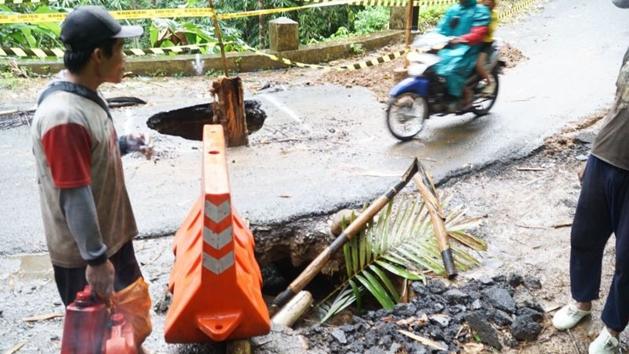 BPBD Trenggalek memastikan jalan rusak di jalur Kampak-Watulimo akibat ambrolnya gorong-gorong karena banjir akan segera diperbaiki mulai Kamis (30/1) dengan penanganan darurat oleh Dinas PUPR.