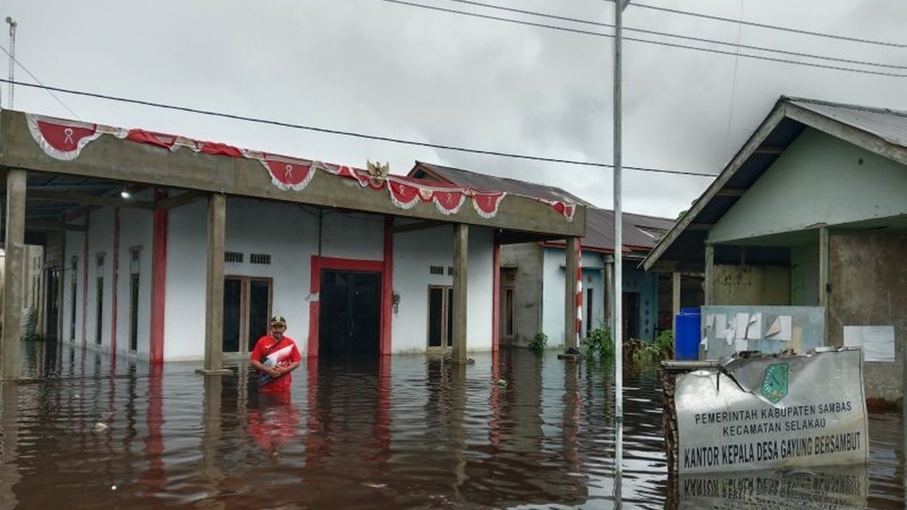 Banjir di Kabupaten Sambas, Kalimantan Barat, merendam 8.016 rumah dan mengakibatkan 38.55 jiwa dari 10.888 kepala keluarga terdampak, dengan 11 kecamatan terdampak.