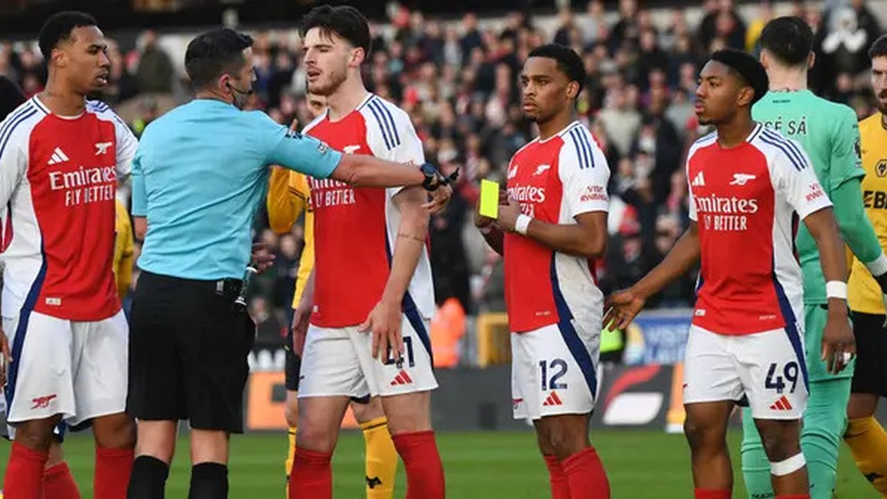 Pemain berdebat dengan wasit Michael Oliver setelah ia mengusir Myles Lewis-Skelli dari Arsenal, kanan, selama pertandingan Liga Primer Inggris antara Wolverhampton Wanderers dan Arsenal d