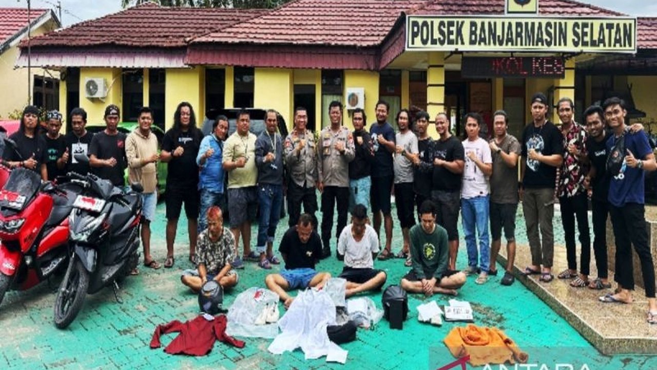 Polisi Banjarmasin berhasil menangkap komplotan pencuri spesialis rumah kosong yang beraksi lintas kota dan kabupaten, dengan satu pelaku masih buron.